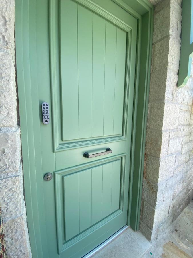 شقة Aristi Boutique Stonehouse With Attic المظهر الخارجي الصورة