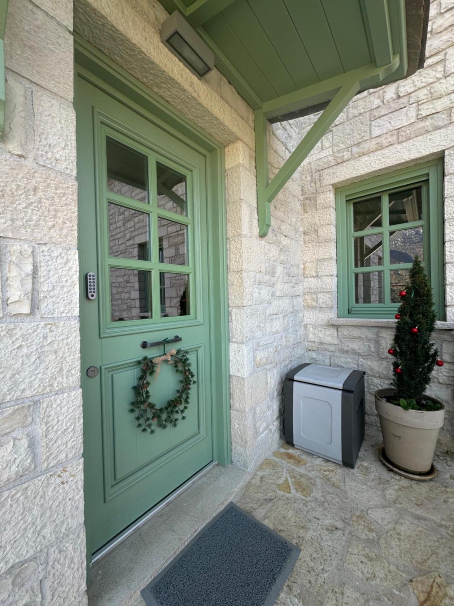 شقة Aristi Boutique Stonehouse With Attic المظهر الخارجي الصورة